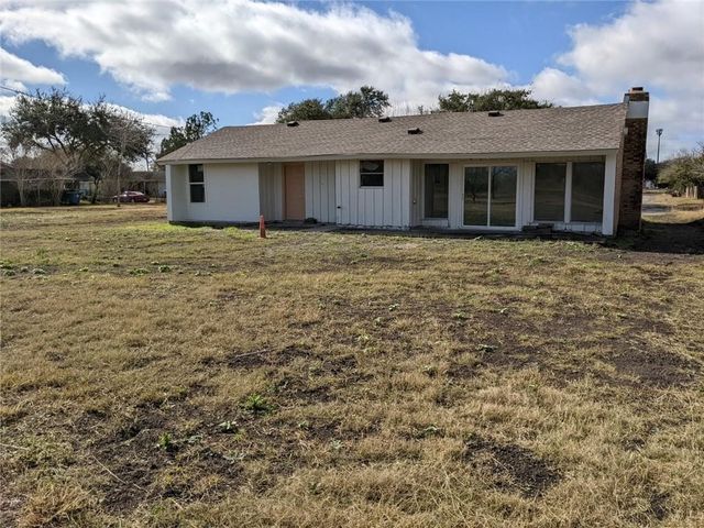 124 Redwood Dr, Mathis, TX 78368