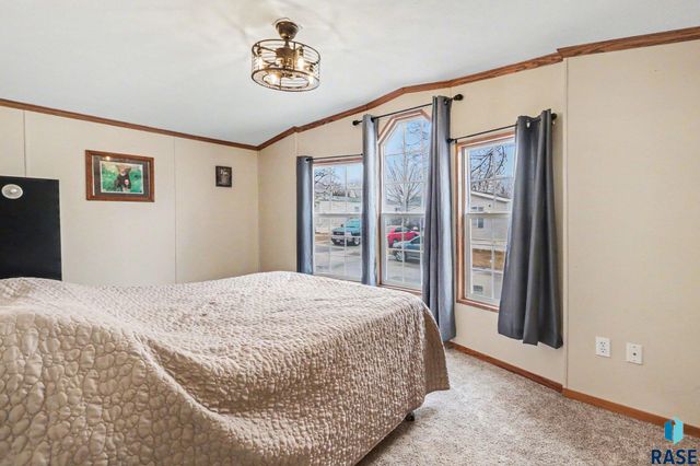 901 N Doland Pl Place, Sioux Falls, SD 57107