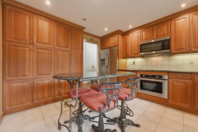 25 Chestnut Hill, Roslyn, NY 11576