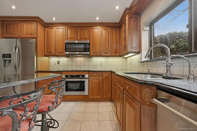 25 Chestnut Hill, Roslyn, NY 11576