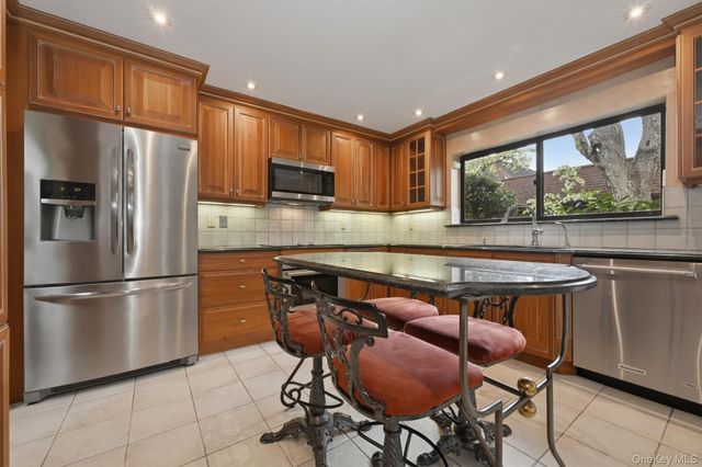 25 Chestnut Hill, Roslyn, NY 11576