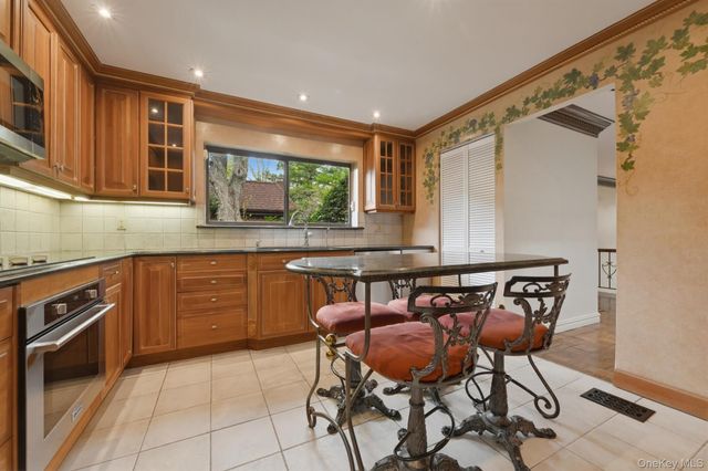25 Chestnut Hill, Roslyn, NY 11576