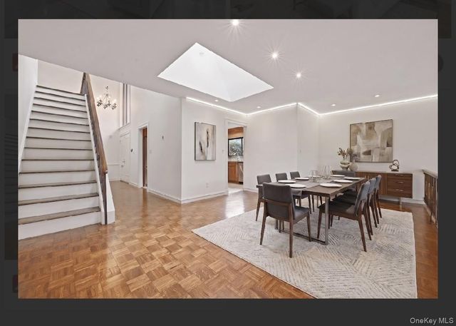 25 Chestnut Hill, Roslyn, NY 11576