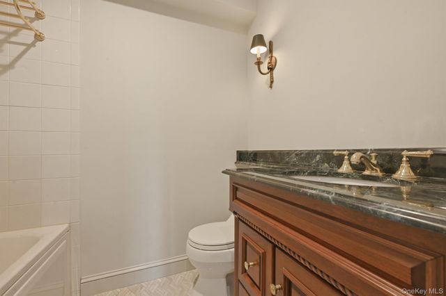 25 Chestnut Hill, Roslyn, NY 11576