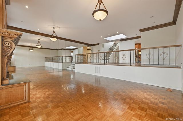 25 Chestnut Hill, Roslyn, NY 11576