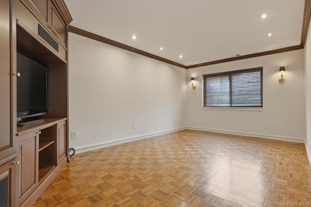 25 Chestnut Hill, Roslyn, NY 11576