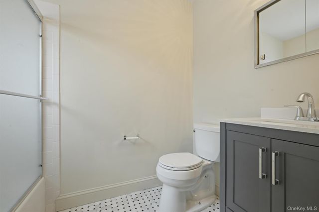 25 Chestnut Hill, Roslyn, NY 11576