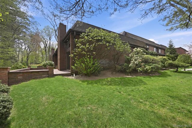 25 Chestnut Hill, Roslyn, NY 11576