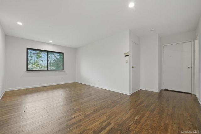 25 Chestnut Hill, Roslyn, NY 11576