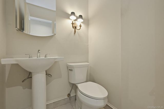 25 Chestnut Hill, Roslyn, NY 11576