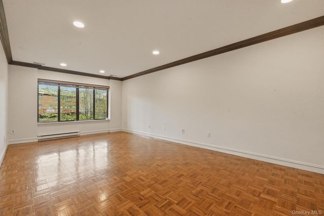 25 Chestnut Hill, Roslyn, NY 11576