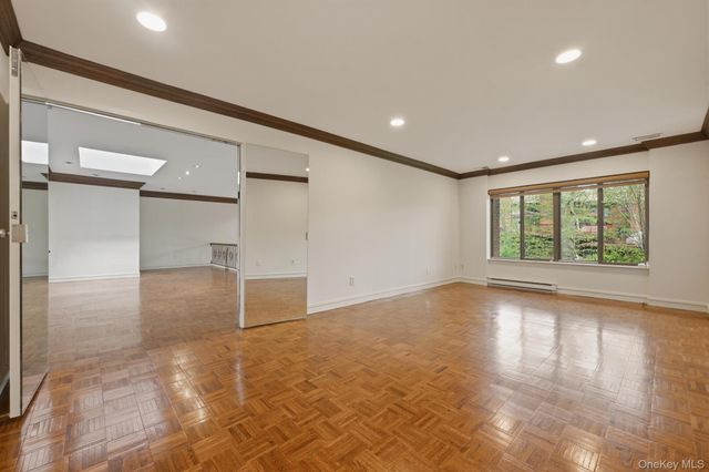 25 Chestnut Hill, Roslyn, NY 11576