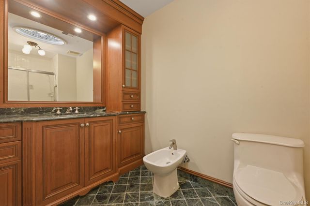 25 Chestnut Hill, Roslyn, NY 11576