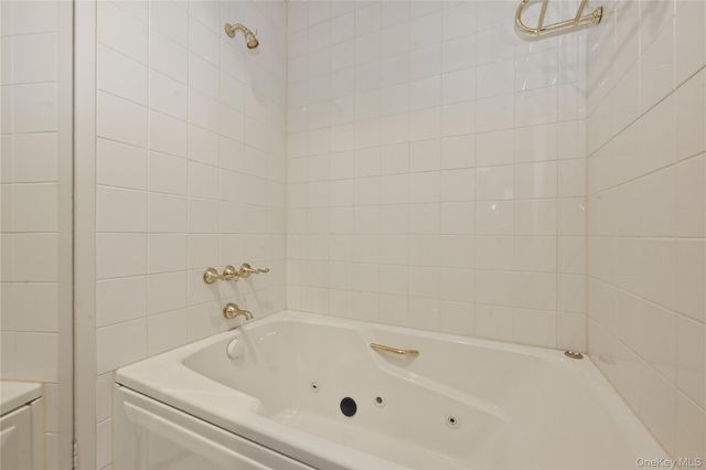 25 Chestnut Hill, Roslyn, NY 11576