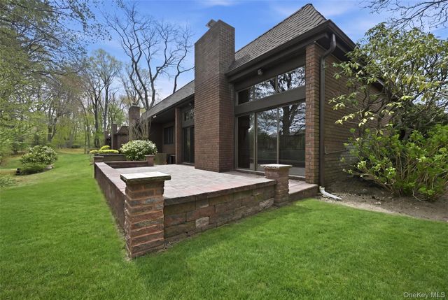 25 Chestnut Hill, Roslyn, NY 11576