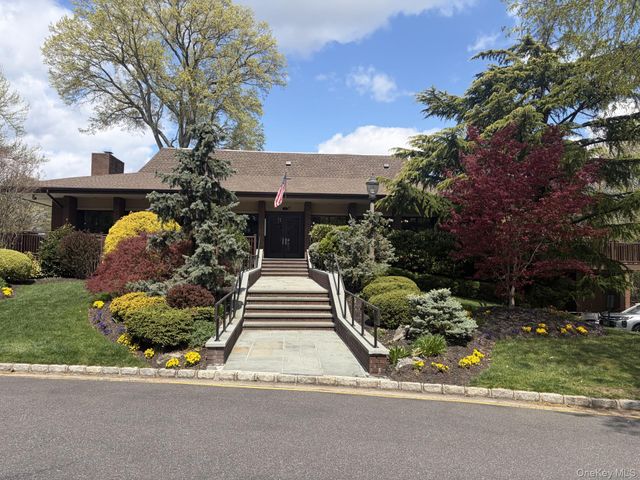 25 Chestnut Hill, Roslyn, NY 11576