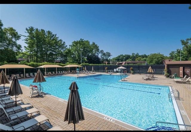 25 Chestnut Hill, Roslyn, NY 11576