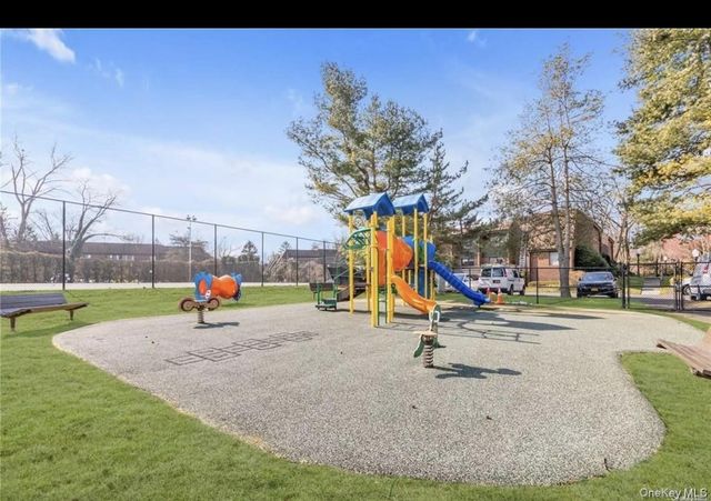 25 Chestnut Hill, Roslyn, NY 11576