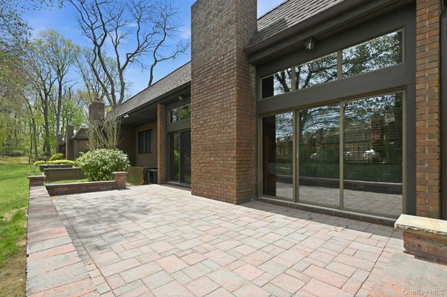 25 Chestnut Hill, Roslyn, NY 11576