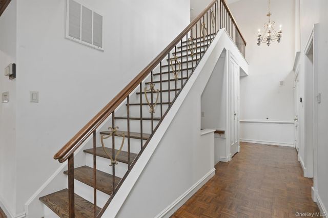 25 Chestnut Hill, Roslyn, NY 11576