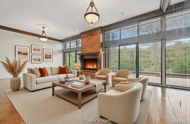 25 Chestnut Hill, Roslyn, NY 11576