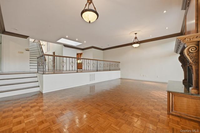 25 Chestnut Hill, Roslyn, NY 11576
