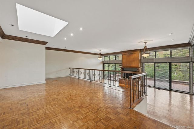 25 Chestnut Hill, Roslyn, NY 11576