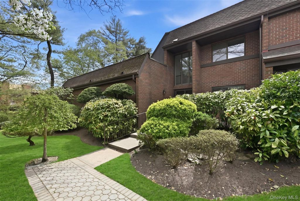 25 Chestnut Hill, Roslyn, NY 11576