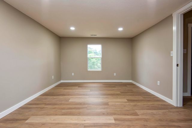 519 State Highway Jj, Aurora, MO 65605