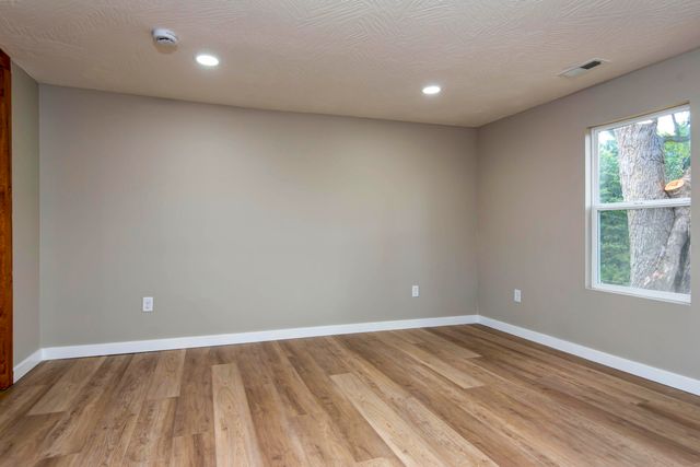 519 State Highway Jj, Aurora, MO 65605