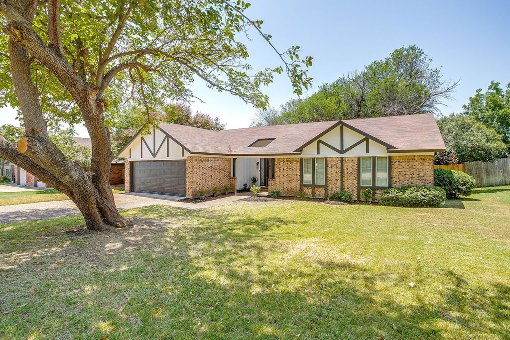 105 Lakeway Drive, Benbrook, TX 76126 — photo 2
