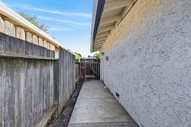 7323 CARRIAGE Dr, Citrus Heights, CA 95621