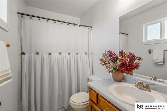 5009 NW 6th Street, Lincoln, NE 68521