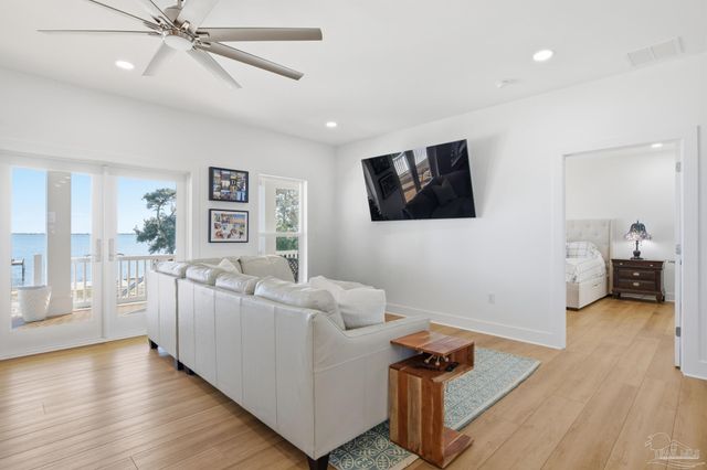 2721 Bay St, Gulf Breeze, FL 32563