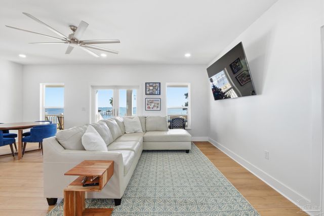 2721 Bay St, Gulf Breeze, FL 32563