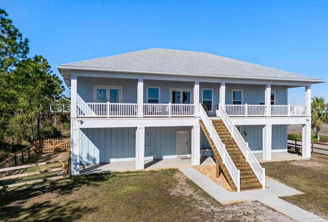 2721 Bay St, Gulf Breeze, FL 32563