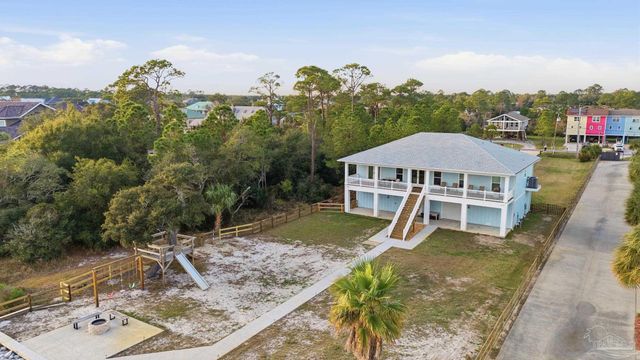 2721 Bay St, Gulf Breeze, FL 32563