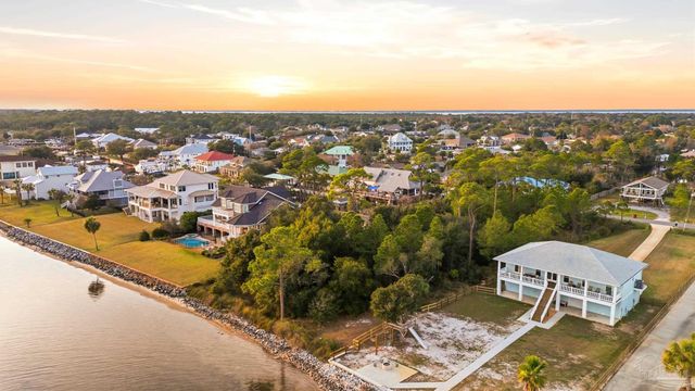 2721 Bay St, Gulf Breeze, FL 32563