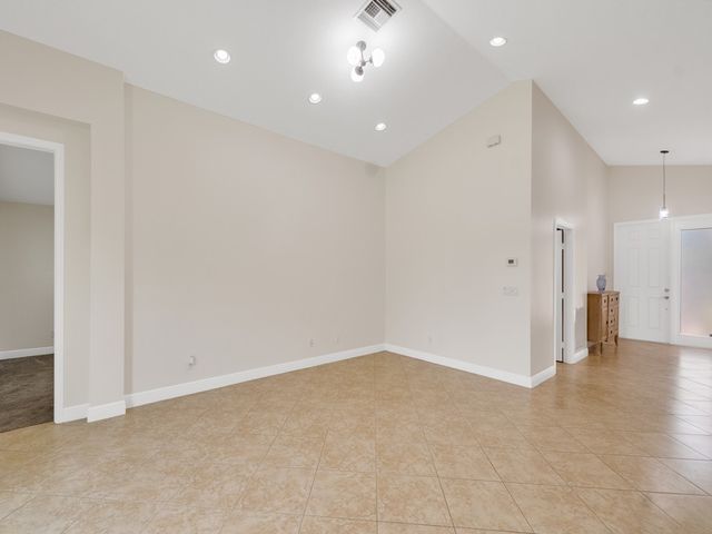 1975 Grey Falcon Circle SW, Vero Beach, FL 32962