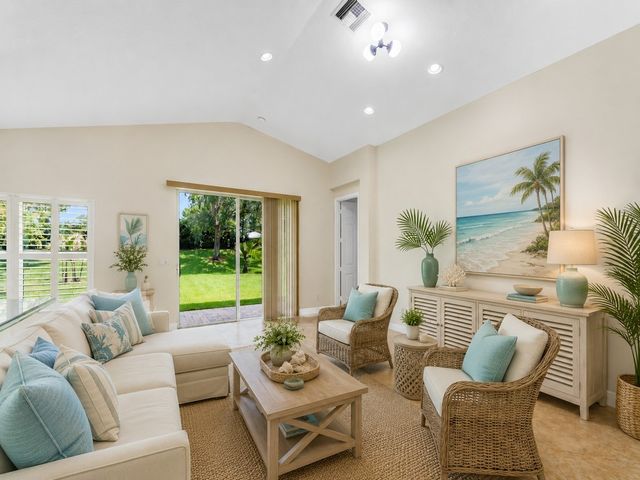 1975 Grey Falcon Circle SW, Vero Beach, FL 32962