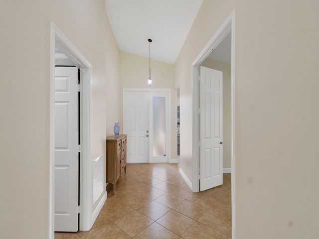 1975 Grey Falcon Circle SW, Vero Beach, FL 32962
