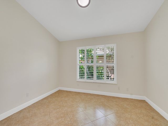 1975 Grey Falcon Circle SW, Vero Beach, FL 32962
