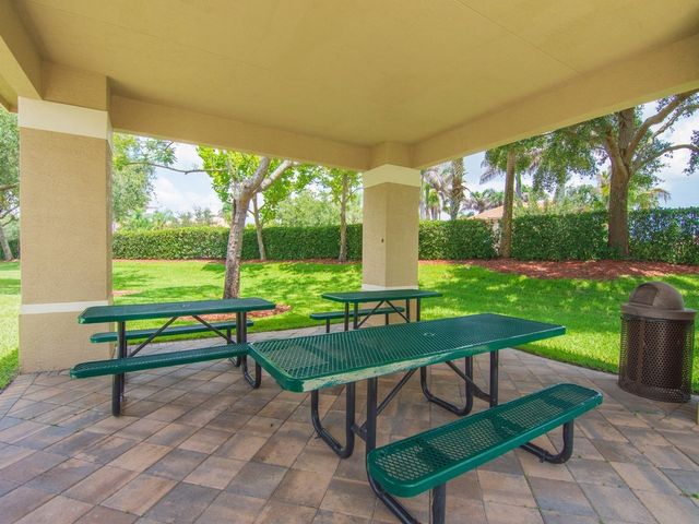 1975 Grey Falcon Circle SW, Vero Beach, FL 32962
