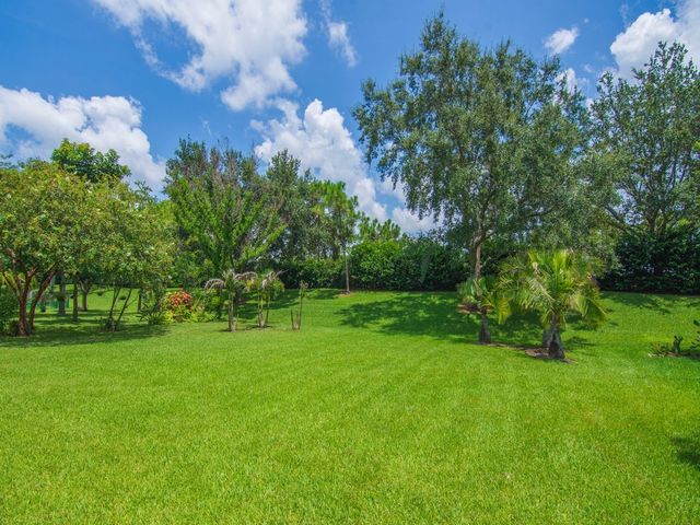 1975 Grey Falcon Circle SW, Vero Beach, FL 32962