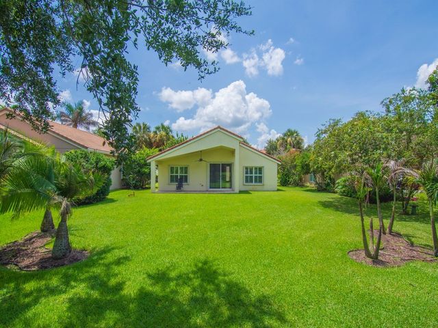 1975 Grey Falcon Circle SW, Vero Beach, FL 32962