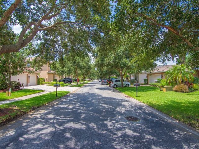 1975 Grey Falcon Circle SW, Vero Beach, FL 32962