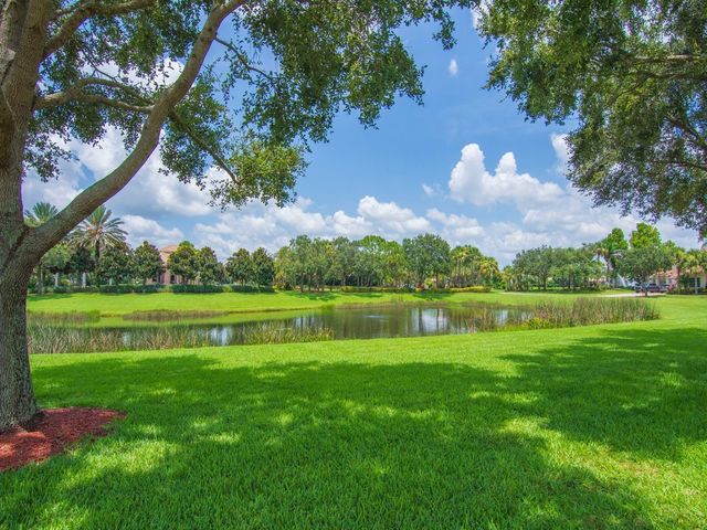 1975 Grey Falcon Circle SW, Vero Beach, FL 32962
