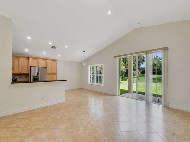 1975 Grey Falcon Circle SW, Vero Beach, FL 32962