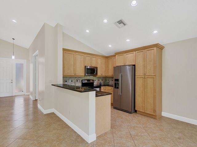 1975 Grey Falcon Circle SW, Vero Beach, FL 32962