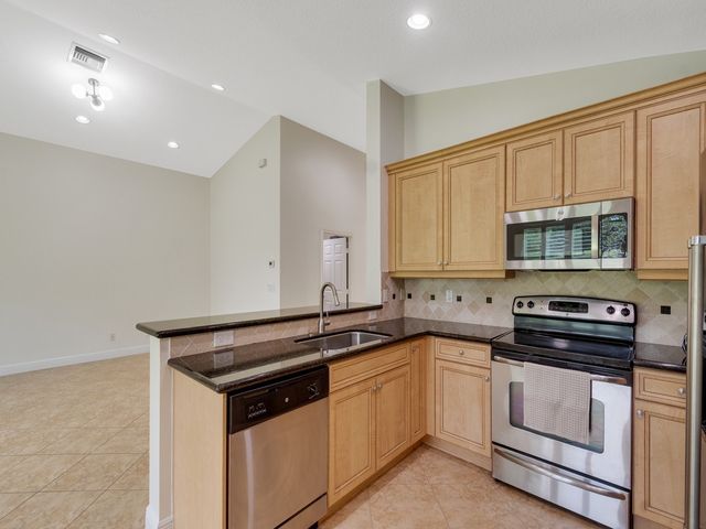 1975 Grey Falcon Circle SW, Vero Beach, FL 32962